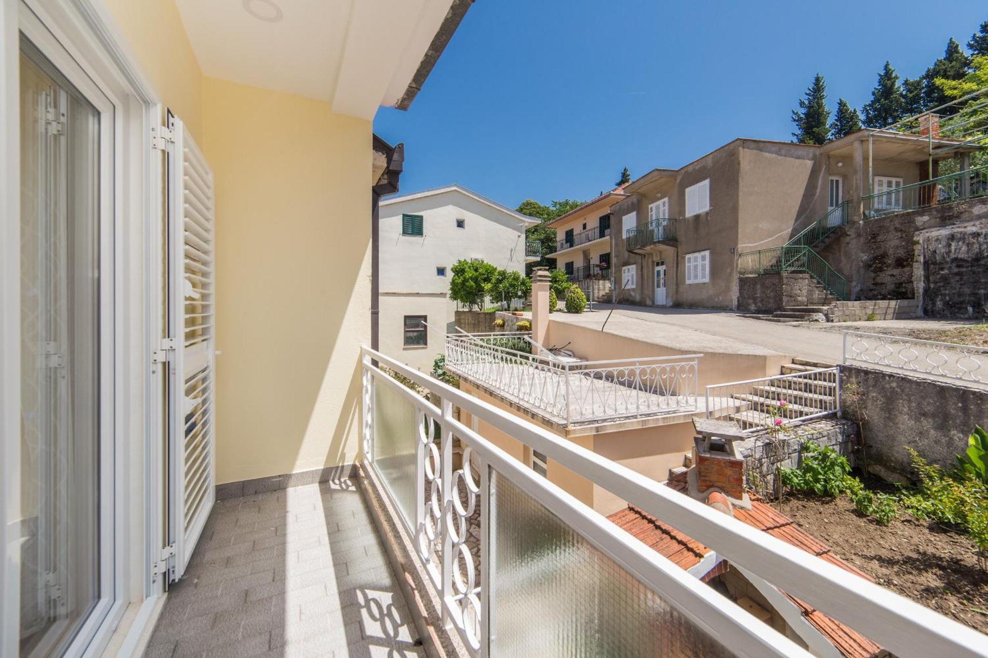 Apartment Ema